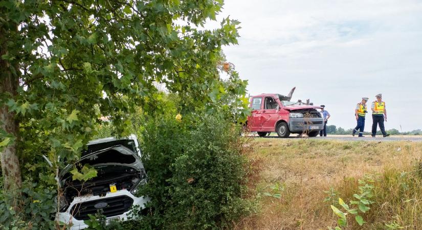 Megrázó fotó jött a reggeli balesetről: ebben a szétroncsolódott autóban halt meg egy ember Sükösdnél