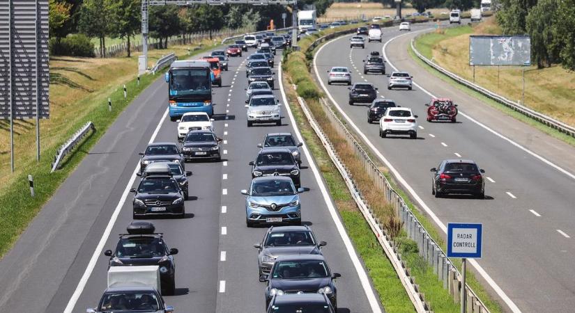 Teljesen megbénult az M7-es autópálya a főváros felé