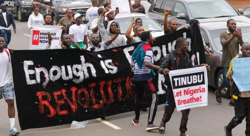Hatalmas fosztogatást, vandalizmust gerjeszt Nigériában a megélhetési költségek elleni tiltakozás