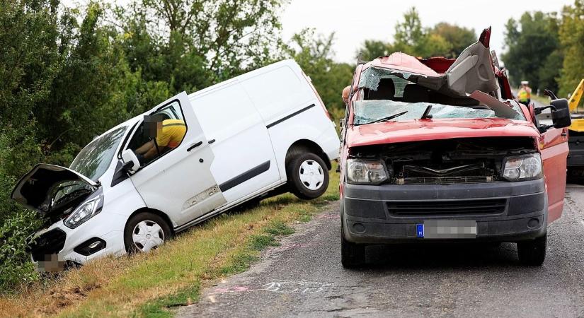 Egy a kislányát egyedül nevelő negyven év körüli édesapa hunyt el a balesetben Sükösd közelében – galériával, videóval