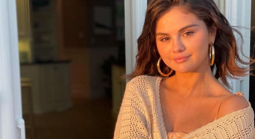 Selena Gomez különleges kanapét választott – sosem fog kimenni a divatból