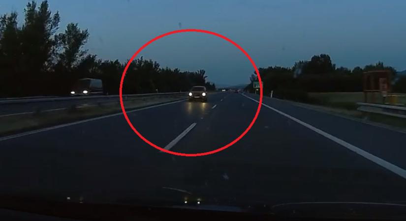 VIDEÓ: Balesetet okozott az autópályán forgalommal szemben közlekedő 79 éves sofőr