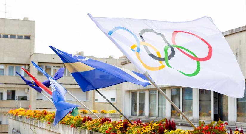 A szombathelyi olimpikonok tiszteletére kitűzték az önkormányzat épületére a zászlót - fotó
