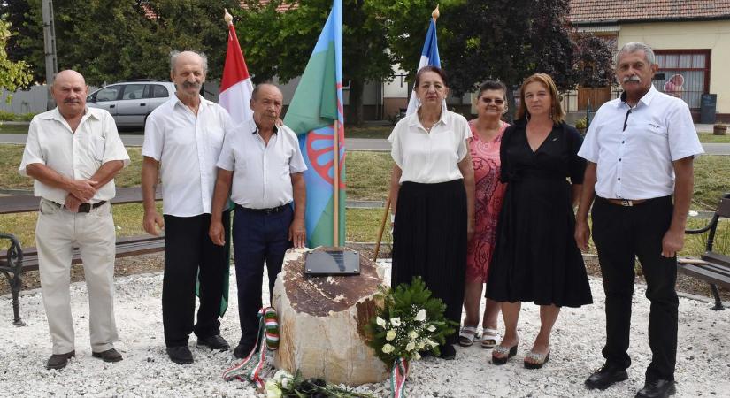 Átadták a példás összefogással megújított roma holokauszt emlékművet Jánoshidán