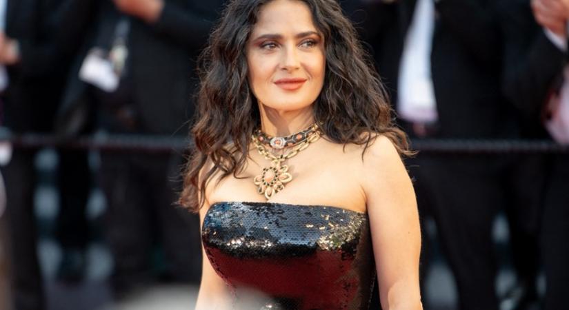 Salma Hayek különleges fürdőruhájáért rajong most mindenki