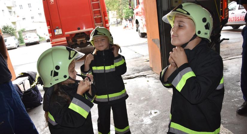 Belebújtak a tűzoltók bőrébe és megtanultak segítséget kérni