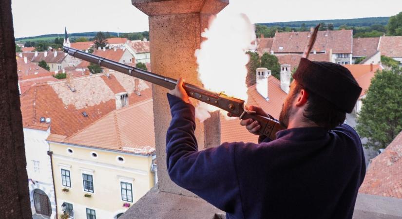 Fülrepesztő dörrenés a Hősök tornyából – Megkezdődött az Ostromhétvége Kőszegen - fotók