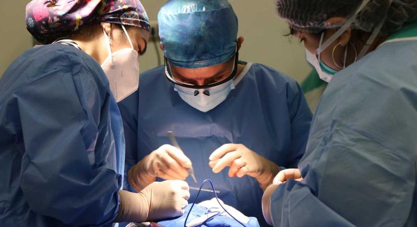 Óriási petefészekcisztát távolítottak el az aradi új onkológiai sebészeti osztály első műtétjén