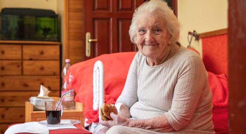 Sajtburger kólával! – a 95 éves Anna néni kedvence