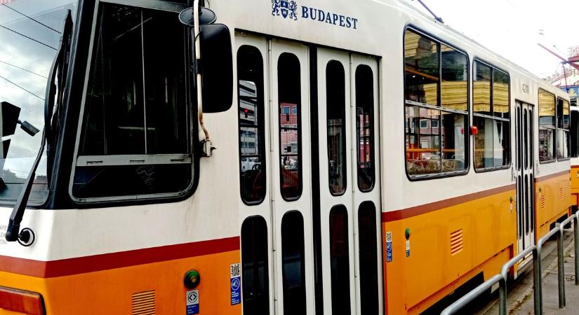 Most érkezett: oszlopnak szorított egy autót a villamos Budapesten - Fotó