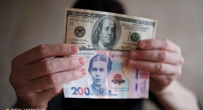 Az ukránok 12 éves rekordnak megfelelő mennyiségű valutát vásároltak a bankoktól
