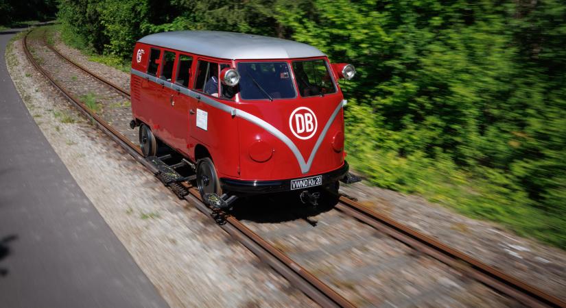 A Volkswagen különös járművet alkotott, ami egyszerre vonat és kisbusz
