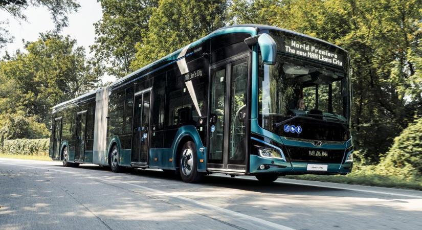 Veszprémben áll forgalomba az ország első elektromos csuklós autóbusza