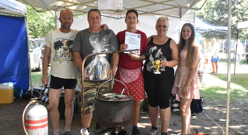 A Babérrock tárkonyos palócgulyása nyerte a jászszentandrási falunap főzőversenyét