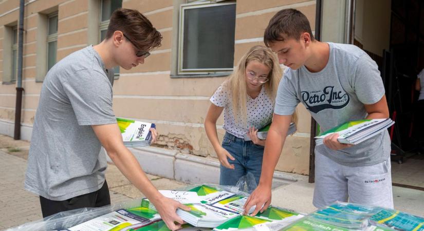 Zajlik a tankönyvek kiszállítása: 200 ezernél is több kötet érkezik Nógrádba (fotók, videó)