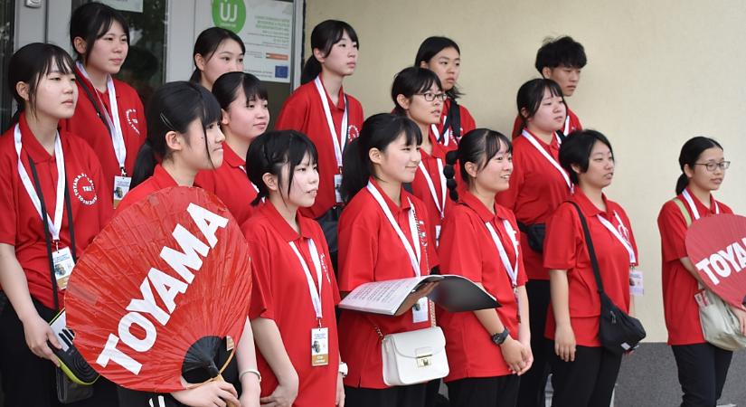 Japán kórus énekelt a debreceni édességgyárosnak