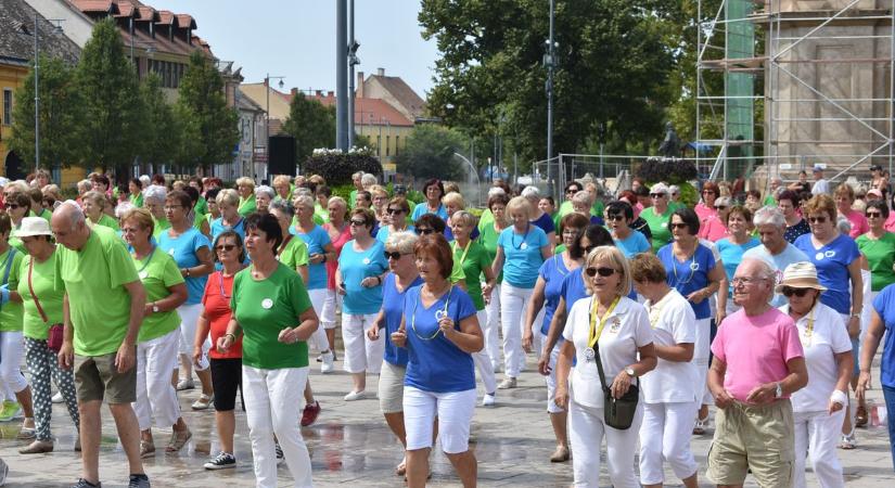 Félezer szépkorú táncolt Pápa főterén