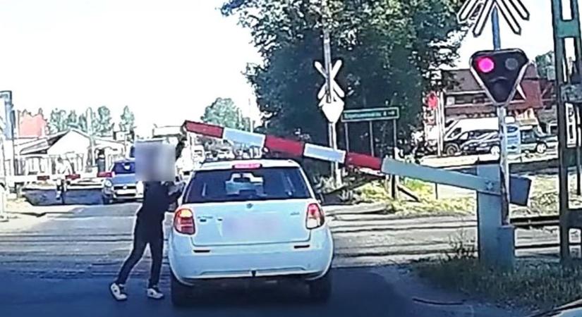 Ez igen! Bátor autós segített a sorompó alá szorult idős suzukisnak (videó)