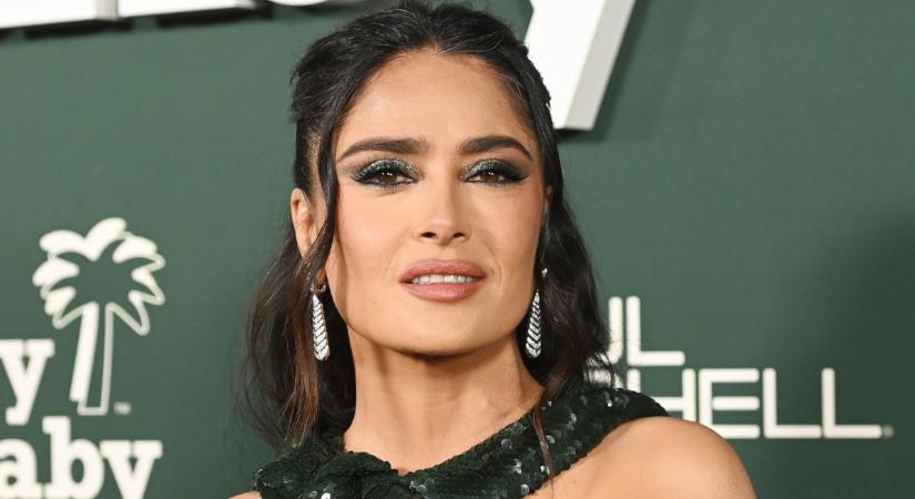 Az 57 éves Salma Hayek fürdőruháitól eláll a lélegzet: csodásan hangsúlyozza nőies alakját