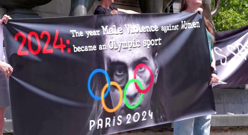 Nőjogi aktivisták tüntetnek Párizsban az olasz-algír bokszmérkőzés után