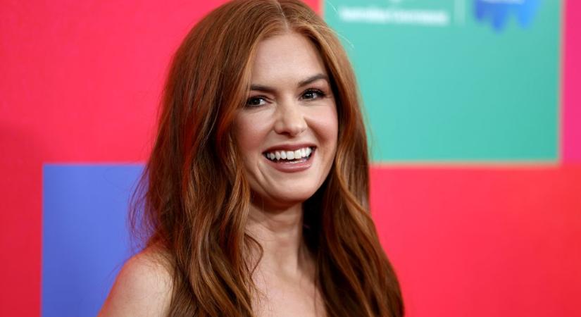 „Prága” – írta Isla Fisher a magyar parlamentről készült fotójához