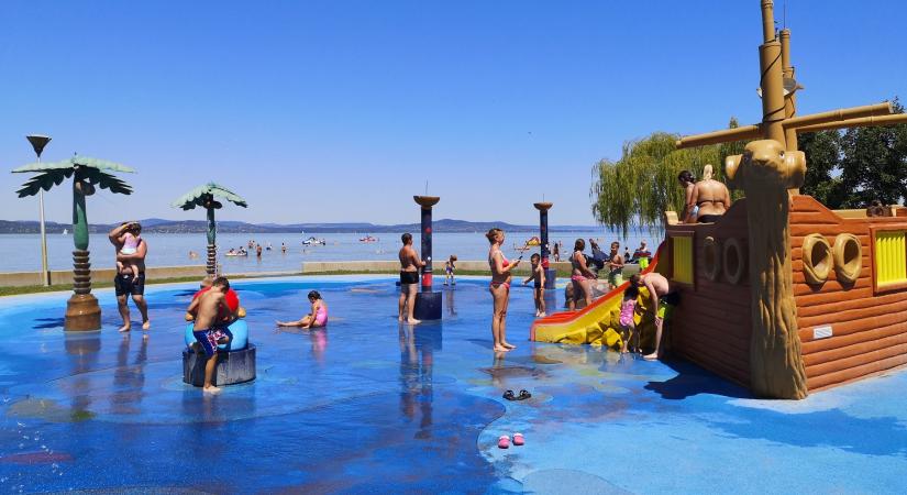 Különleges csúszdák és vízi játszóterek a balatoni strandokon – déli part és Keszthely