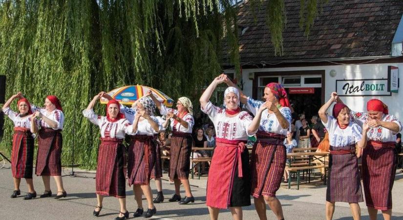 Székely szoknyákat kapott a Sümeg Néptáncegyüttes