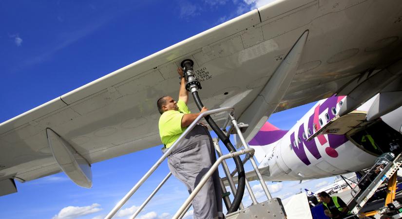 Megbüntették a Wizz Airt, mert elhallgatta, hogy a csomagban árult „többletszolgáltatások” külön-külön is megvásárolhatók, ezzel a drágább csomagok irányába terelte az utasokat