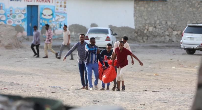 Legkevesebb 20 ember meghalt egy mogadishui strandon elkövetett terrortámadásban