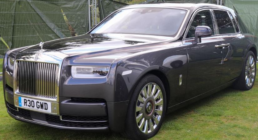 Rolls-Royce vagy Ferrari használtan? Ennyit kell értük fizetned!