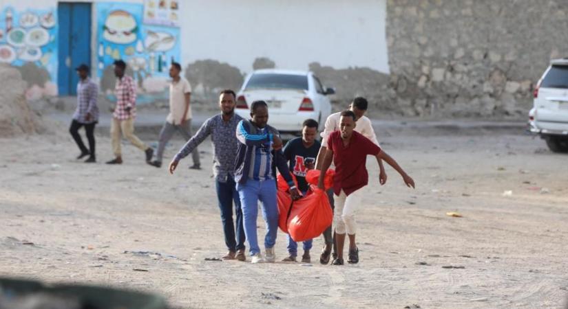 Bomba robbant egy mogadishui strandon, húsz halott