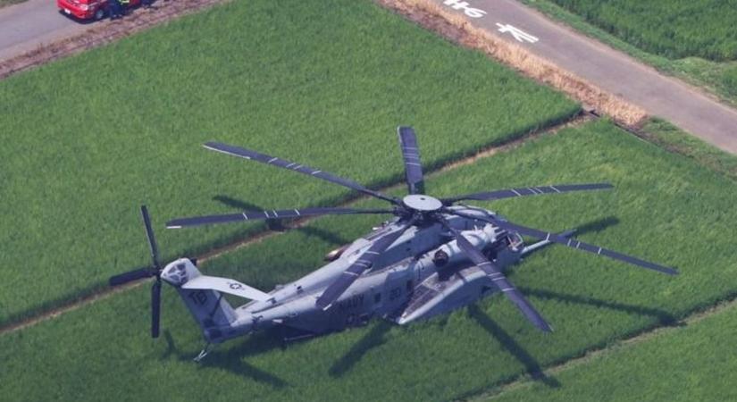 Így néz ki a rizsföldön kényszerleszállást végrehajtó amerikai katonai helikopter  videó