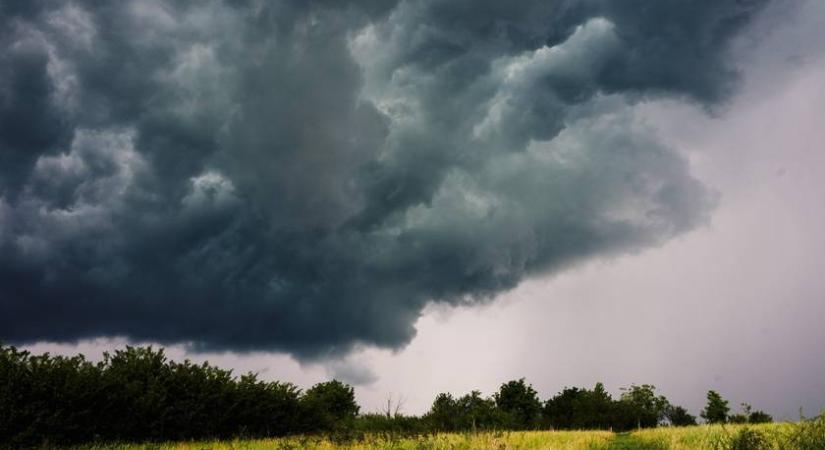 Kiadták az elsőfokú figyelmeztetést szombatra! Kegyetlen viharok várhatók ezekben a vármegyékben