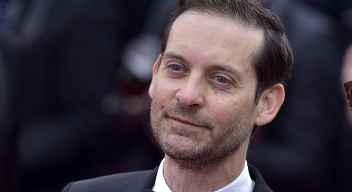 Tobey Maguire-t megint egy nála 25 évvel fiatalabb modellel csípték el, nyilvánosan romantikáztak