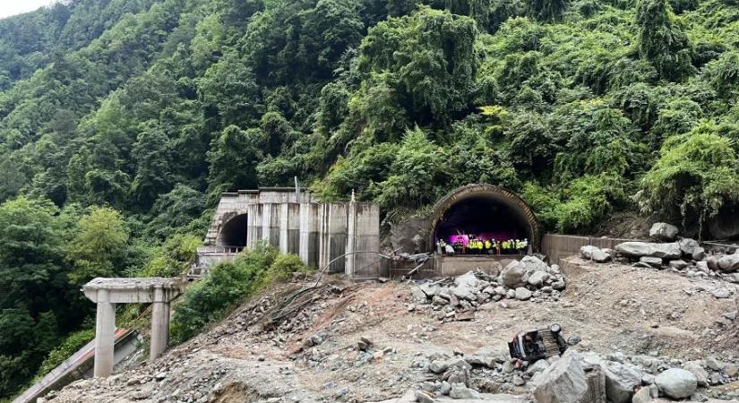 Sárlavina és villámárvíz rombolt le egy autópályahidat Kínában, többen eltűntek