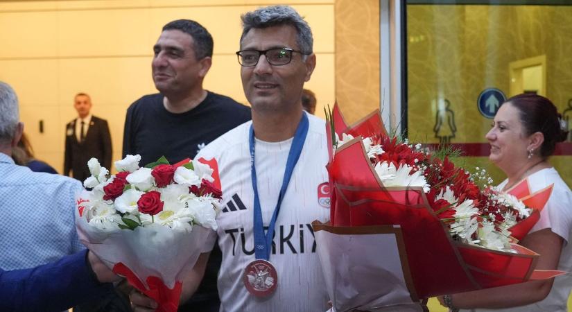 „Engem is célba vehetne” - megőrülnek a nők a török sportlövőért, Yusuf Dikecért