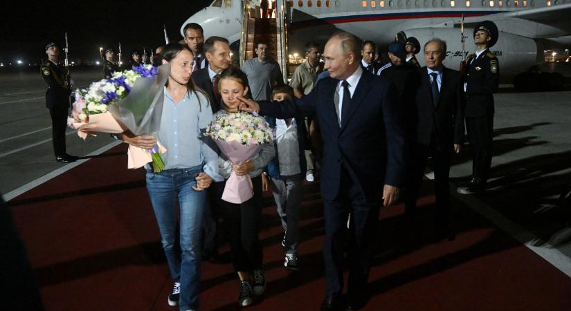 Az orosz ügynökházaspár gyerekei csak a Moszkvába tartó gépen tudhatták meg, hogy oroszok