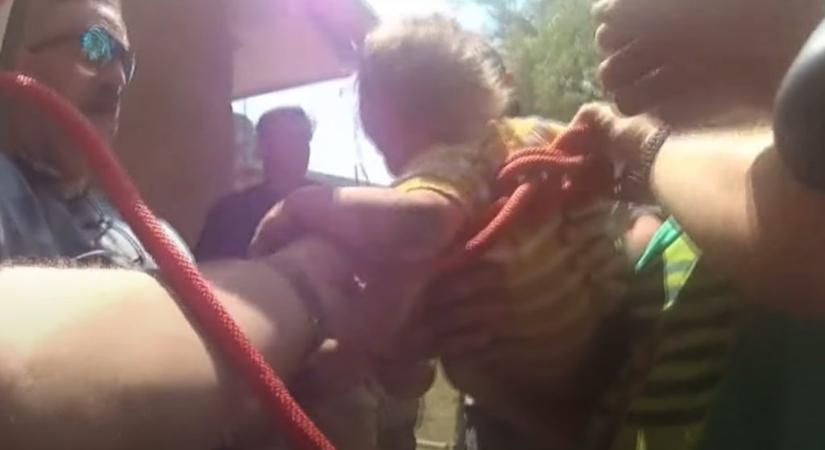 Videón, ahogy kimentenek egy 14 hónapos kisfiút egy mély lyukból