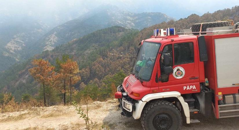 Pápai és veszprémi tűzoltók is védik egy falu házait az erdőtűztől Észak-Macedóniában