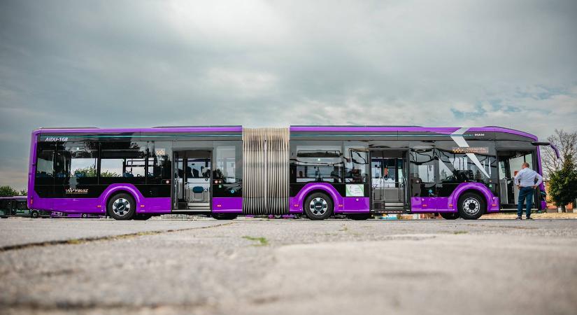 Forgalomba áll Magyarország első elektromos csuklós busza Veszprémben