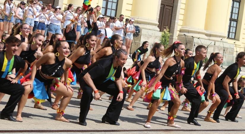 A Dance Universe száz táncosa ropja majd a Reptér dallamaira a karneváli menetben