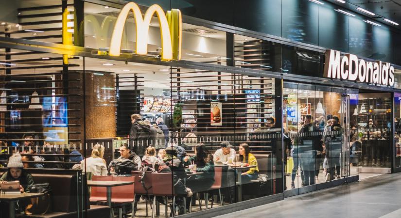 Videón a McDonald's felszolgáló-robotja: ez veheti el a magyar dolgozók munkáját hamarosan?