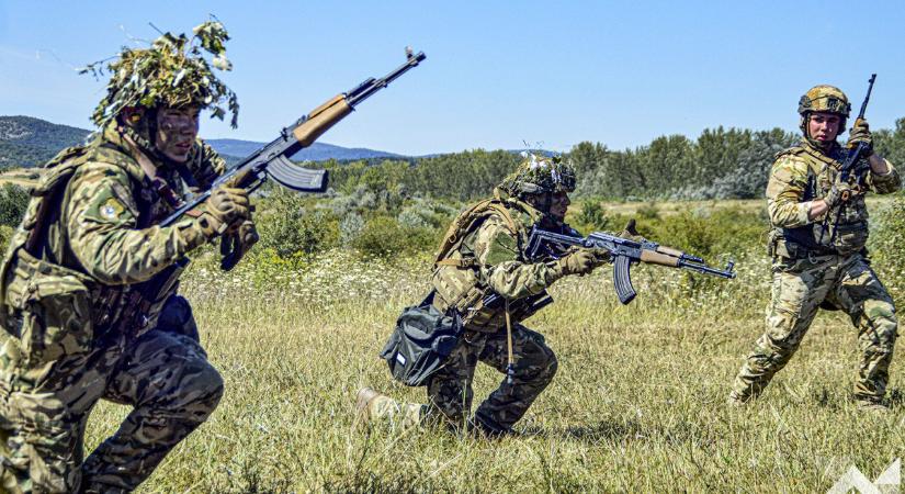 Tiszaszigeten szerződést kötött katonák gyakorlatoztak Csobánkán