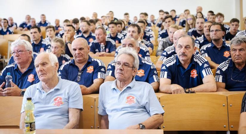Futballszenzáció: Bajnokok Ligája-döntős Egerben (képekkel)
