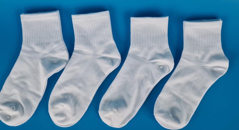 Hófehér zoknik fél perc alatt - csupán négy összetevőre lesz szükséged