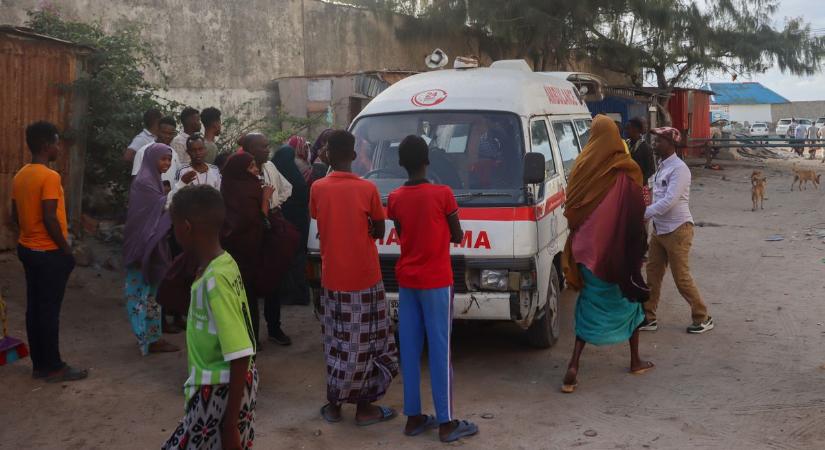 Rengeteg áldozata van egy mogadishui strandon elkövetett terrortámadásnak (videó)