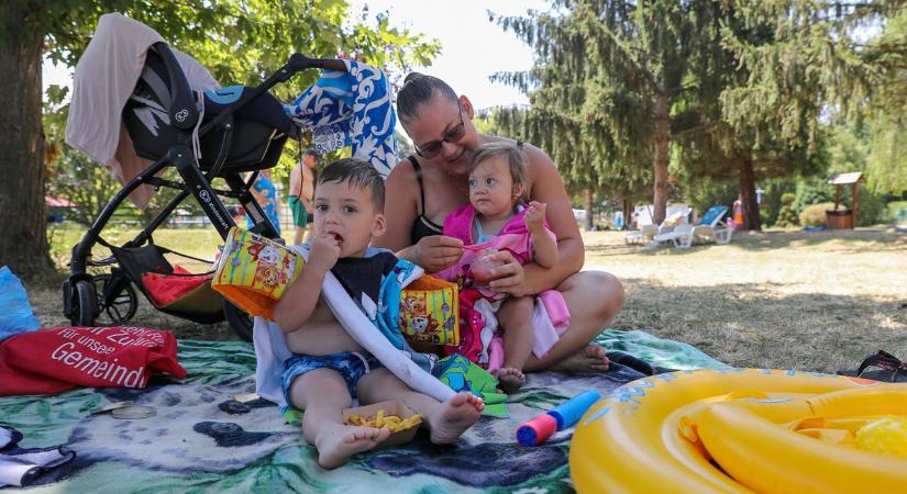 Biztonsági kellékek a strandra: törölköző, főtt kukorica és pelenka?