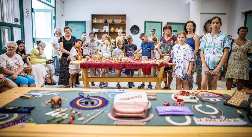 Kemencét is építettek a népművészet szerelmesei a csabai táborban - galériával, videóval