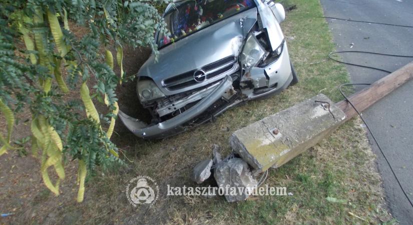 Még a villanyoszlop is kidőlt Székkutason egy balesetnél