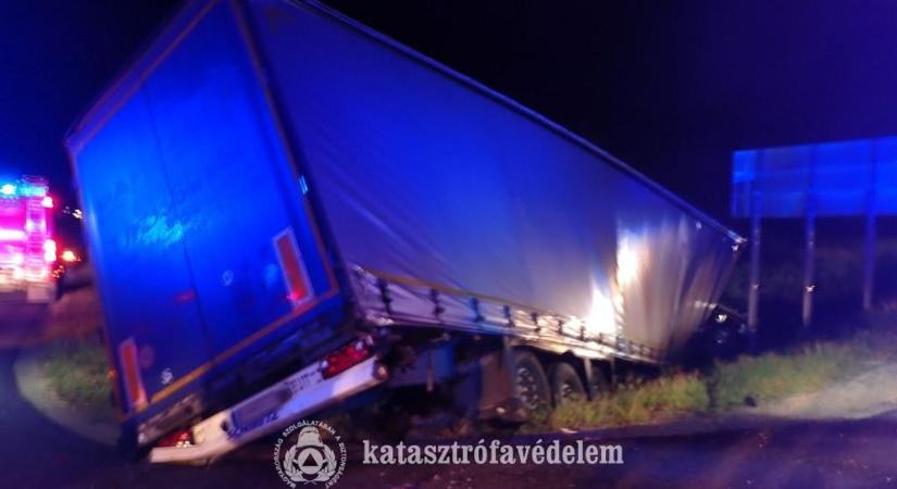 Kamion és személyautó karambolozott a 86-os főúton